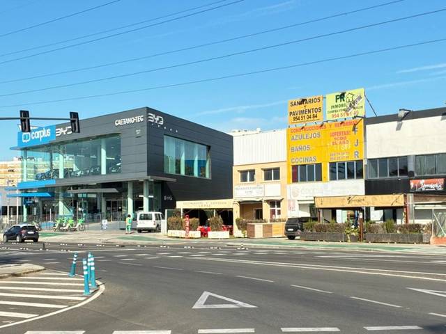 Local comercial en Venta en Avenida de Montes Sierra, 21a en Santa Clara