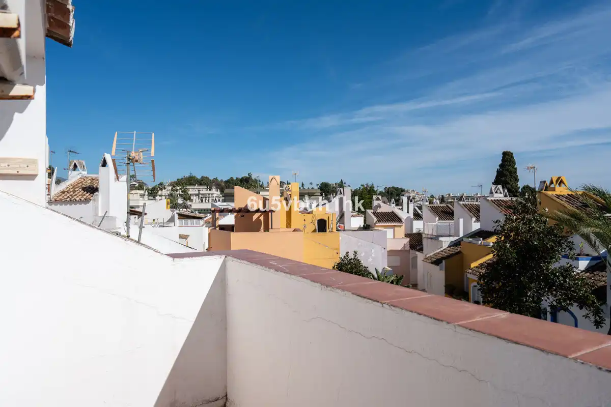 Außenansicht von Einfamilien-Reihenhaus zum Verkauf in Marbella mit Klimaanlage und Terrasse