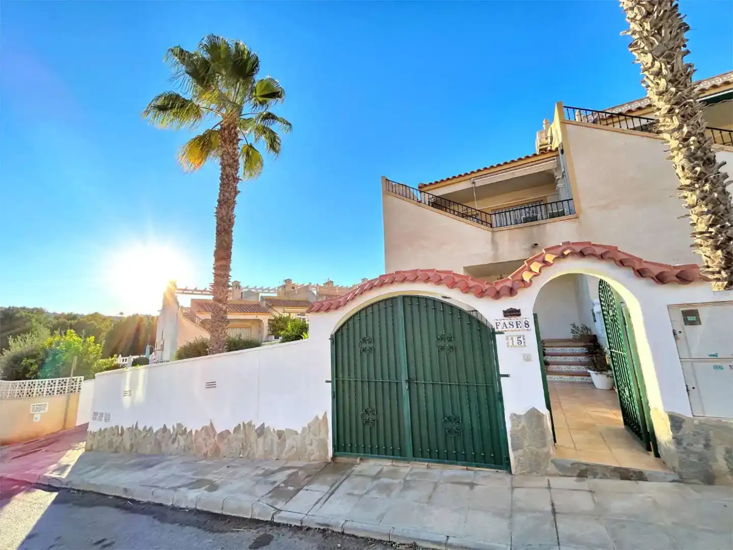 Vista exterior de Casa adosada en venda en Orihuela amb Aire condicionat, Jardí privat i Piscina