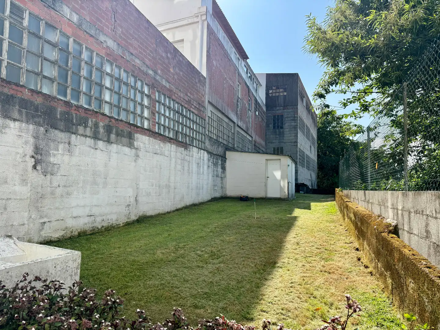 Vista exterior de Casa adosada en venda en O Grove   amb Jardí privat, Traster i Moblat