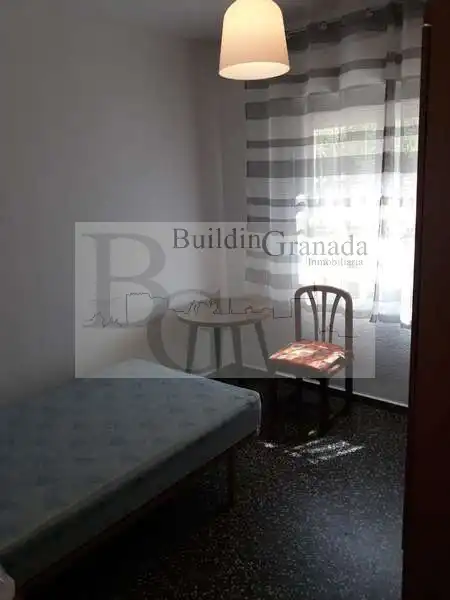 Habitación de Piso de alquiler en Granada con Terraza y Microondas