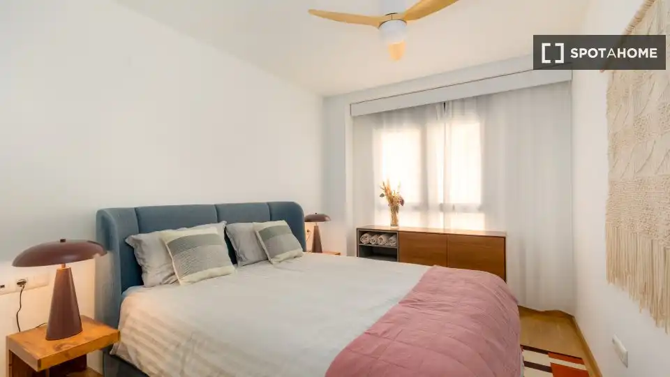 Habitación de Piso de alquiler en Valencia con Aire acondicionado, Calefacción y Amueblado