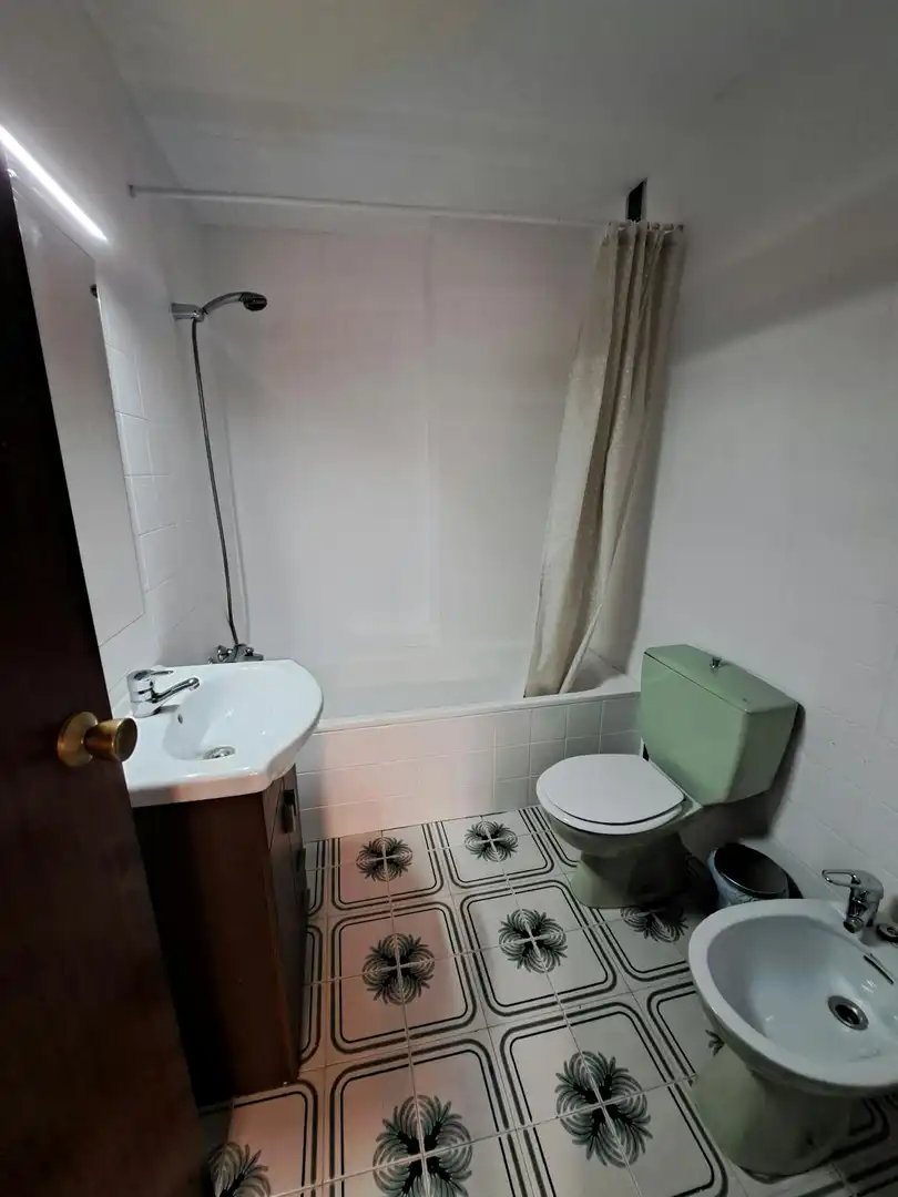 Badezimmer von Wohnung zur Miete in Barcelona mit Möbliert und Waschmaschine