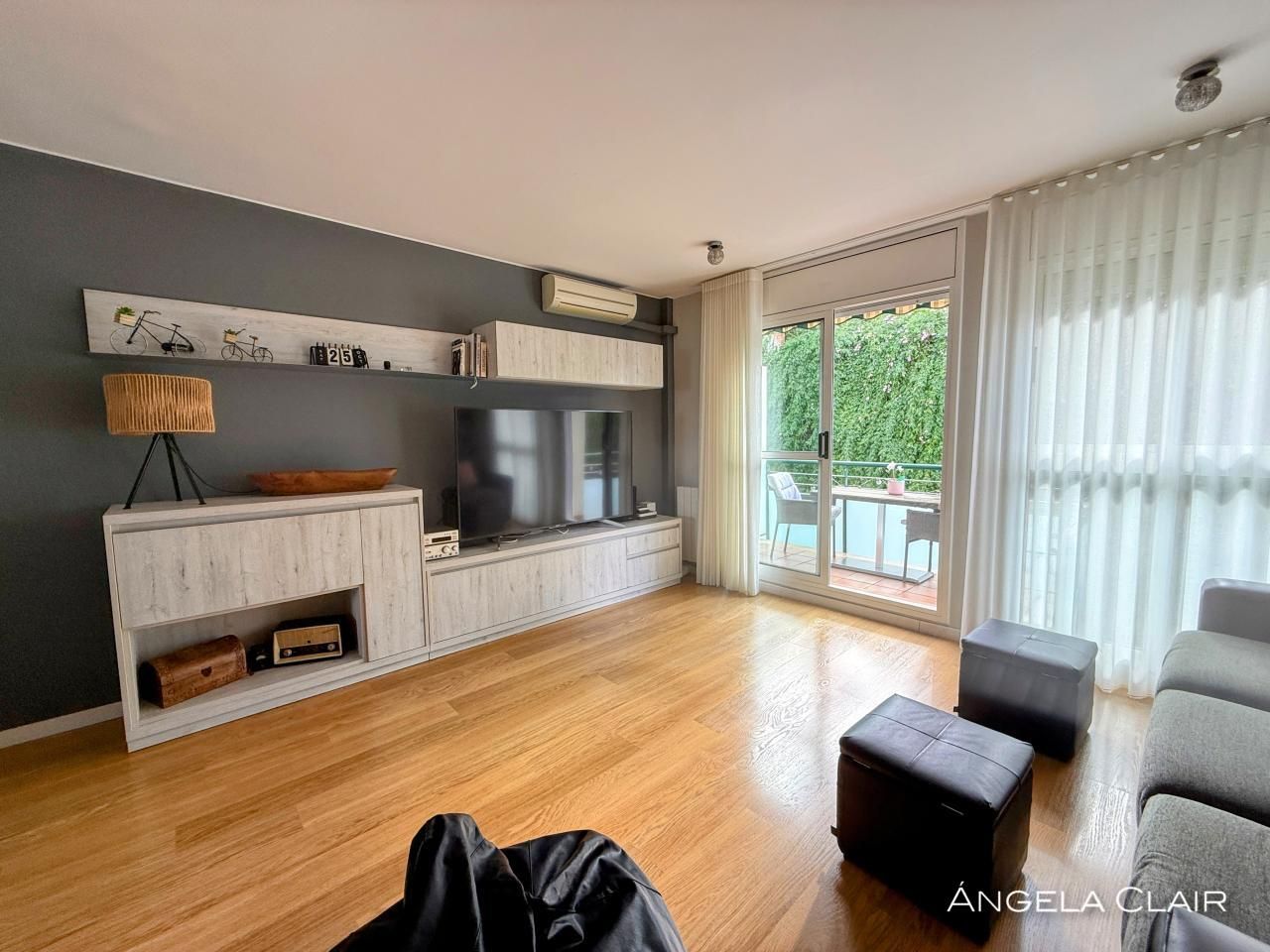Living room of Duplex for sale in Sant Vicenç Dels Horts  with Air Conditioner, Heating and Parquet flooring