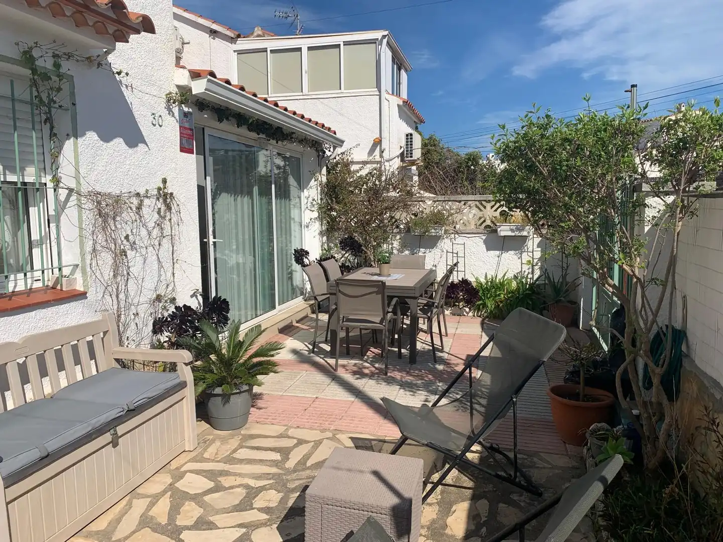 Terrasse von Einfamilien-Reihenhaus zum Verkauf in Roses mit Klimaanlage, Heizung und Privatgarten