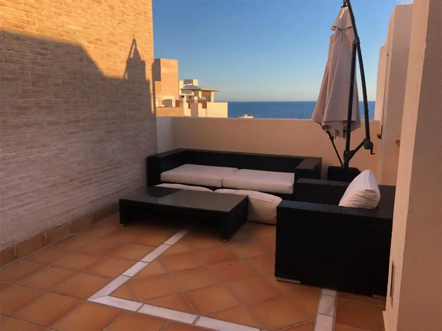 Terrasse von Wohnung zur Miete in Estepona mit Klimaanlage, Privatgarten und Abstellraum