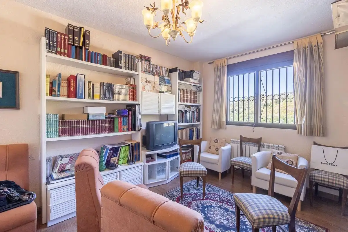 Sala d'estar de Casa o xalet en venda en Pinos Genil amb Aire condicionat, Jardí privat i Terrassa