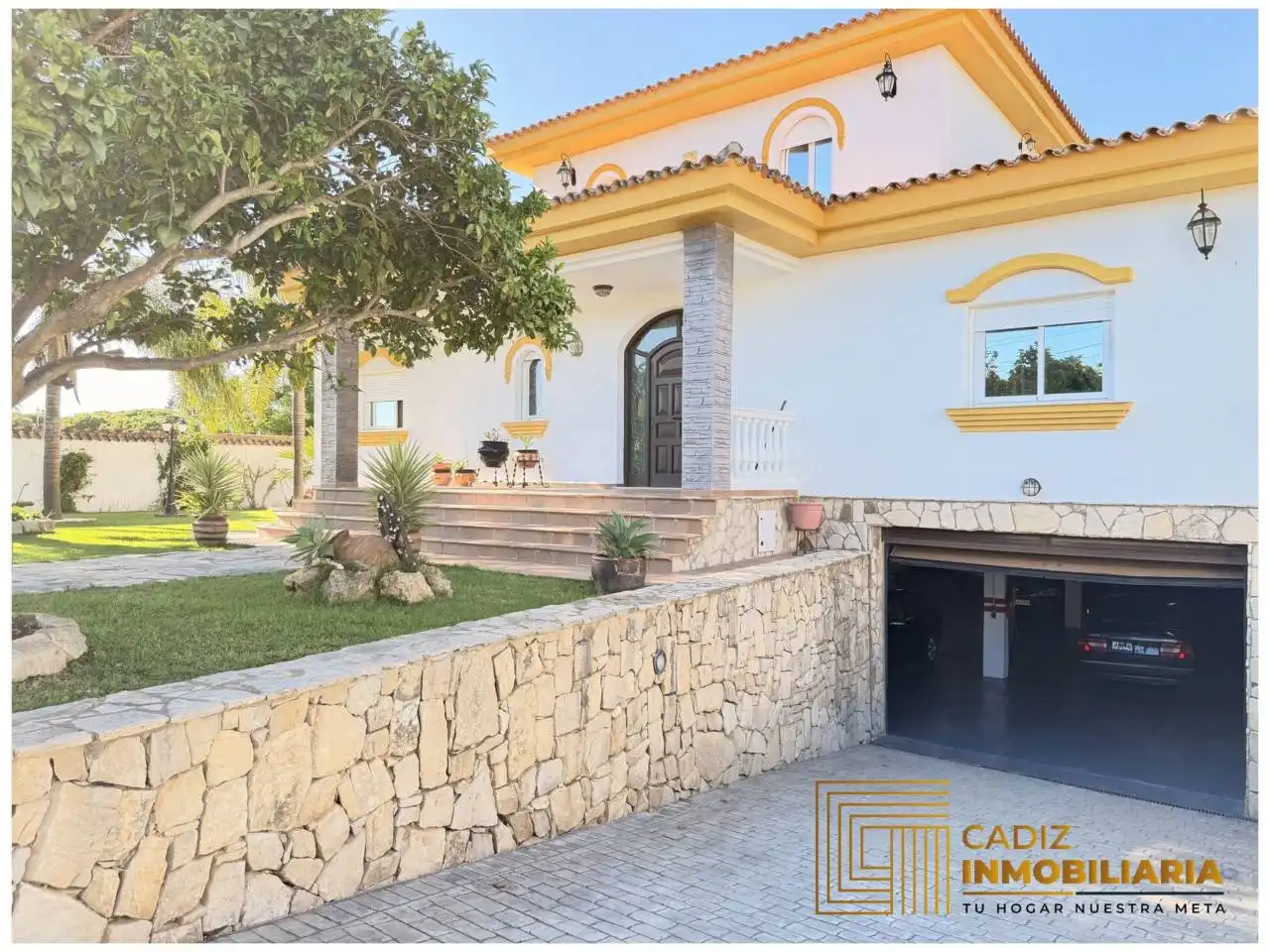 Vista exterior de Casa o xalet en venda en Chiclana de la Frontera amb Aire condicionat, Calefacció i Jardí privat