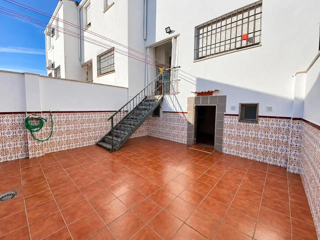 Vista exterior de Casa o xalet en venda en San Pedro de Mérida amb Aire condicionat i Terrassa