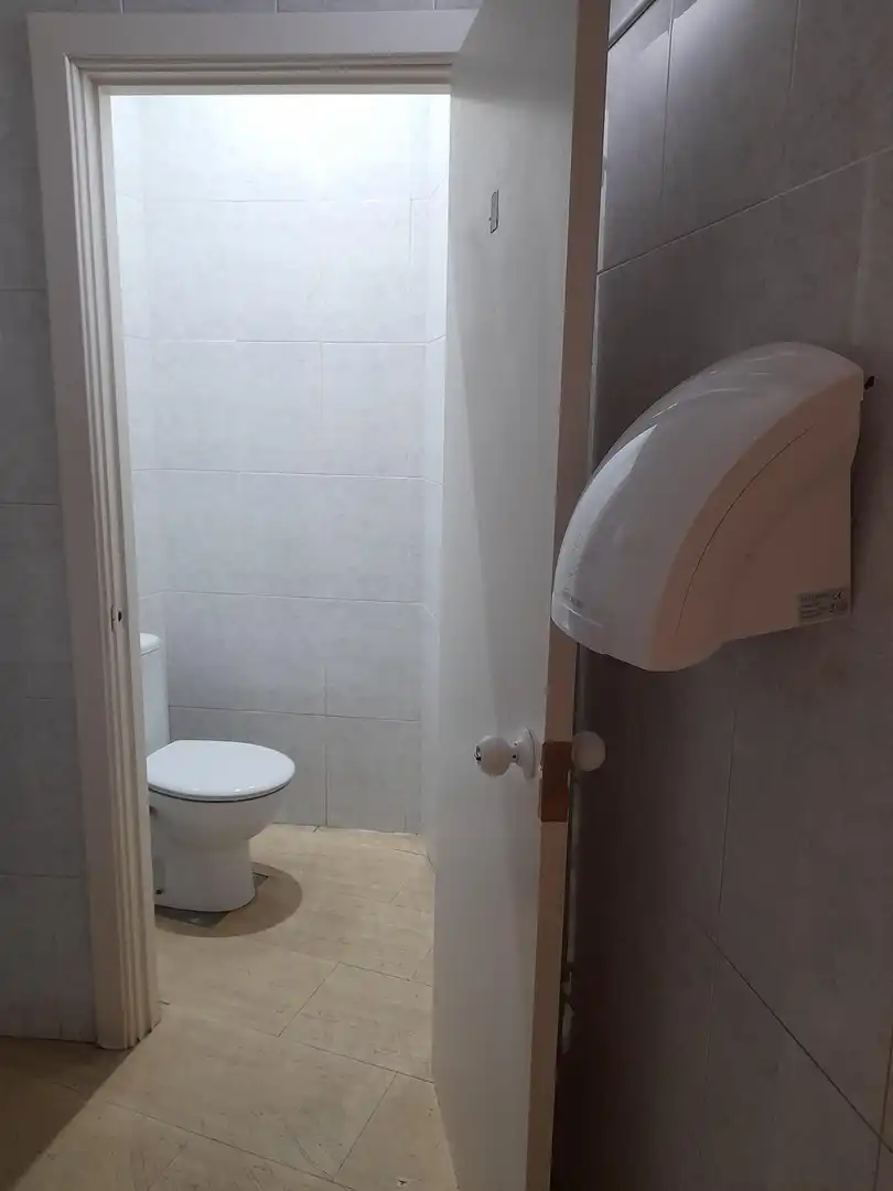 Badezimmer von Geschaftsraum zur Miete in Dosrius mit Klimaanlage