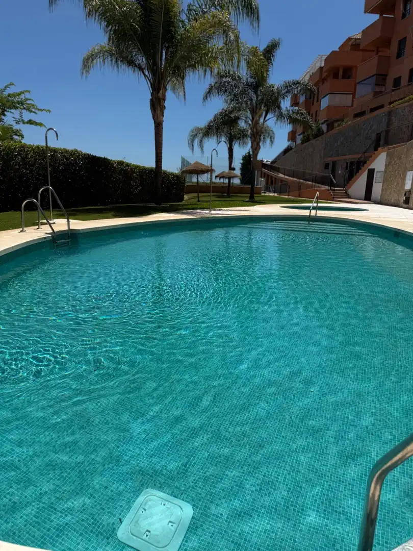 Piscina de Pis en venda en Rincón de la Victoria amb Aire condicionat, Calefacció i Jardí privat