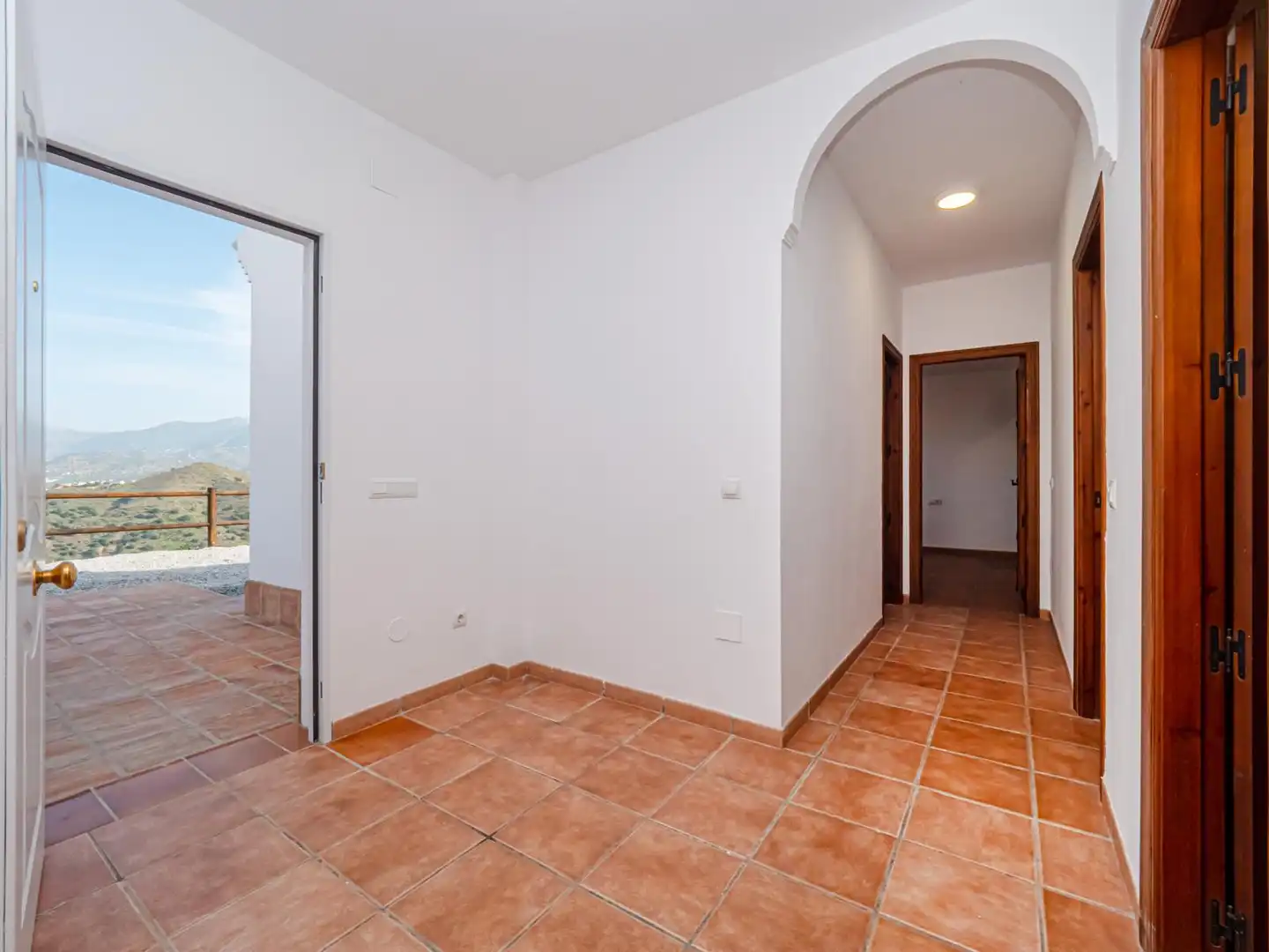 Finca rústica en venta en Viñuela con Terraza, Piscina y Alarma