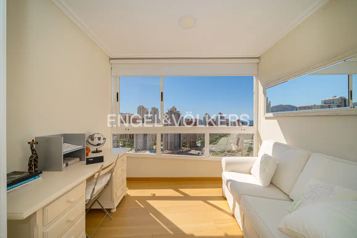 Habitación de Apartamento en venta en Benidorm con Aire acondicionado, Trastero y Amueblado