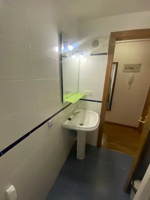 Bathroom of Study for rent in Salamanca  with Parquet flooring, Furnished and Washing machine