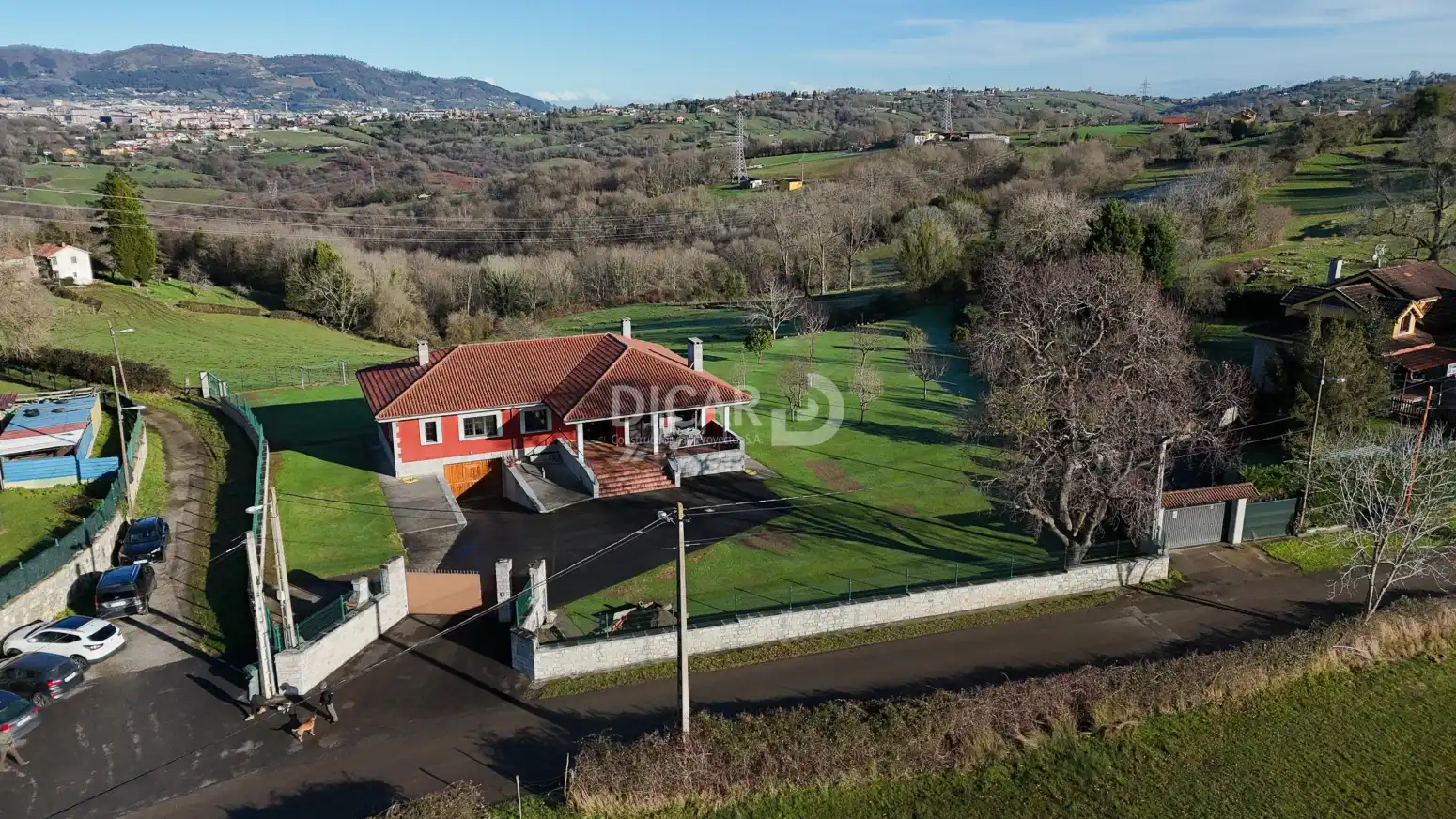 Vista exterior de Casa o xalet en venda en Oviedo  amb Calefacció, Jardí privat i Parquet