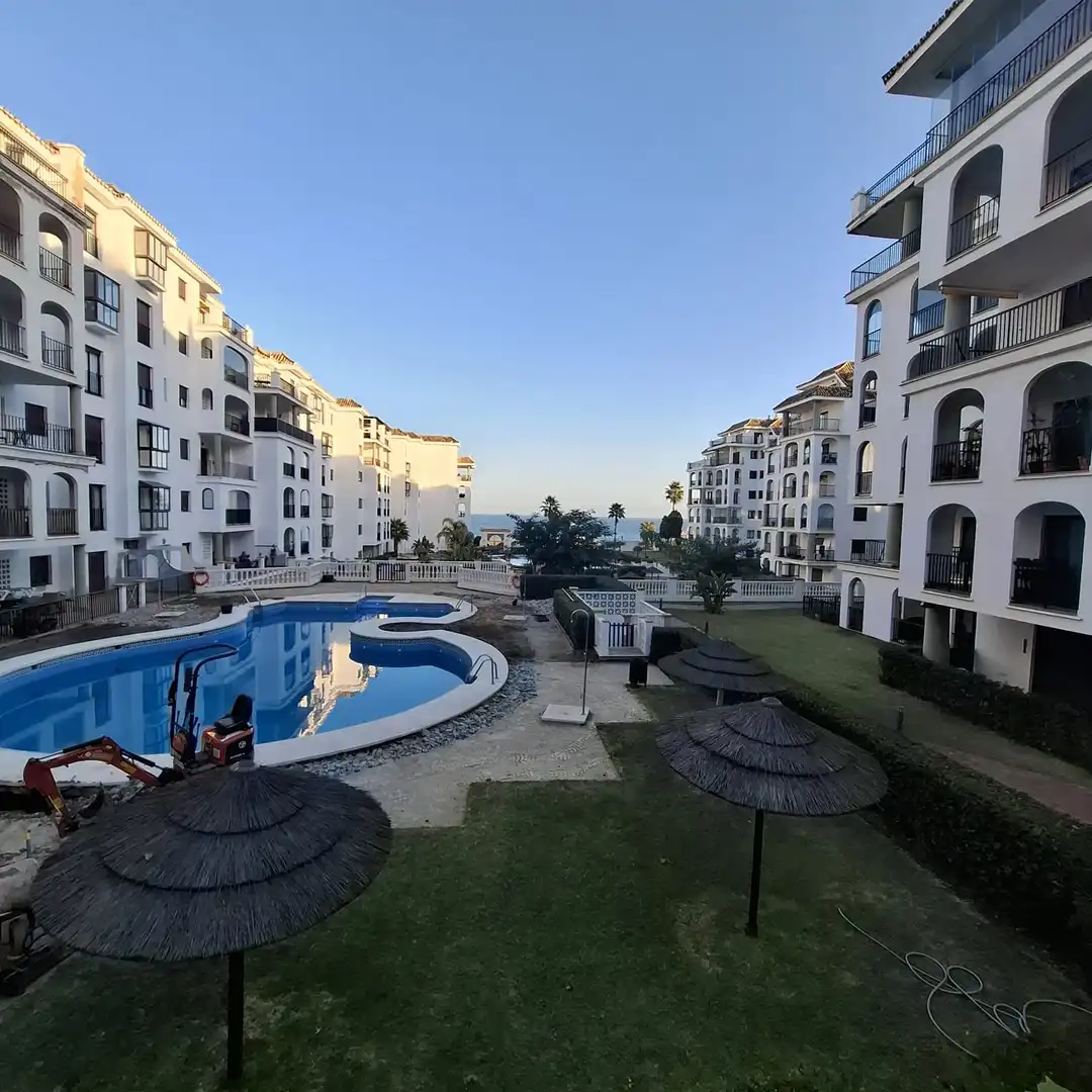 Vista exterior de Apartament en venda en Manilva amb Aire condicionat, Terrassa i Traster