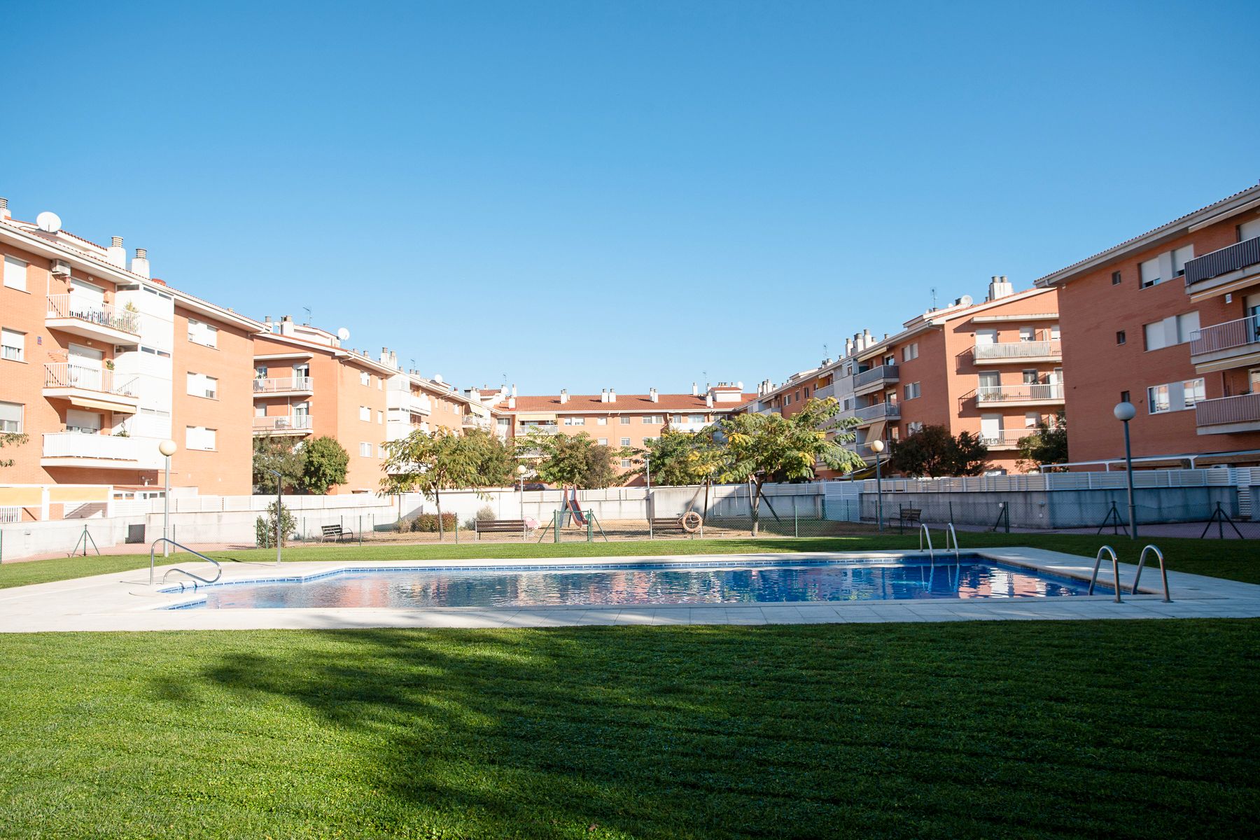 Piscina de Pis en venda en Canovelles amb Aire condicionat, Calefacció i Parquet