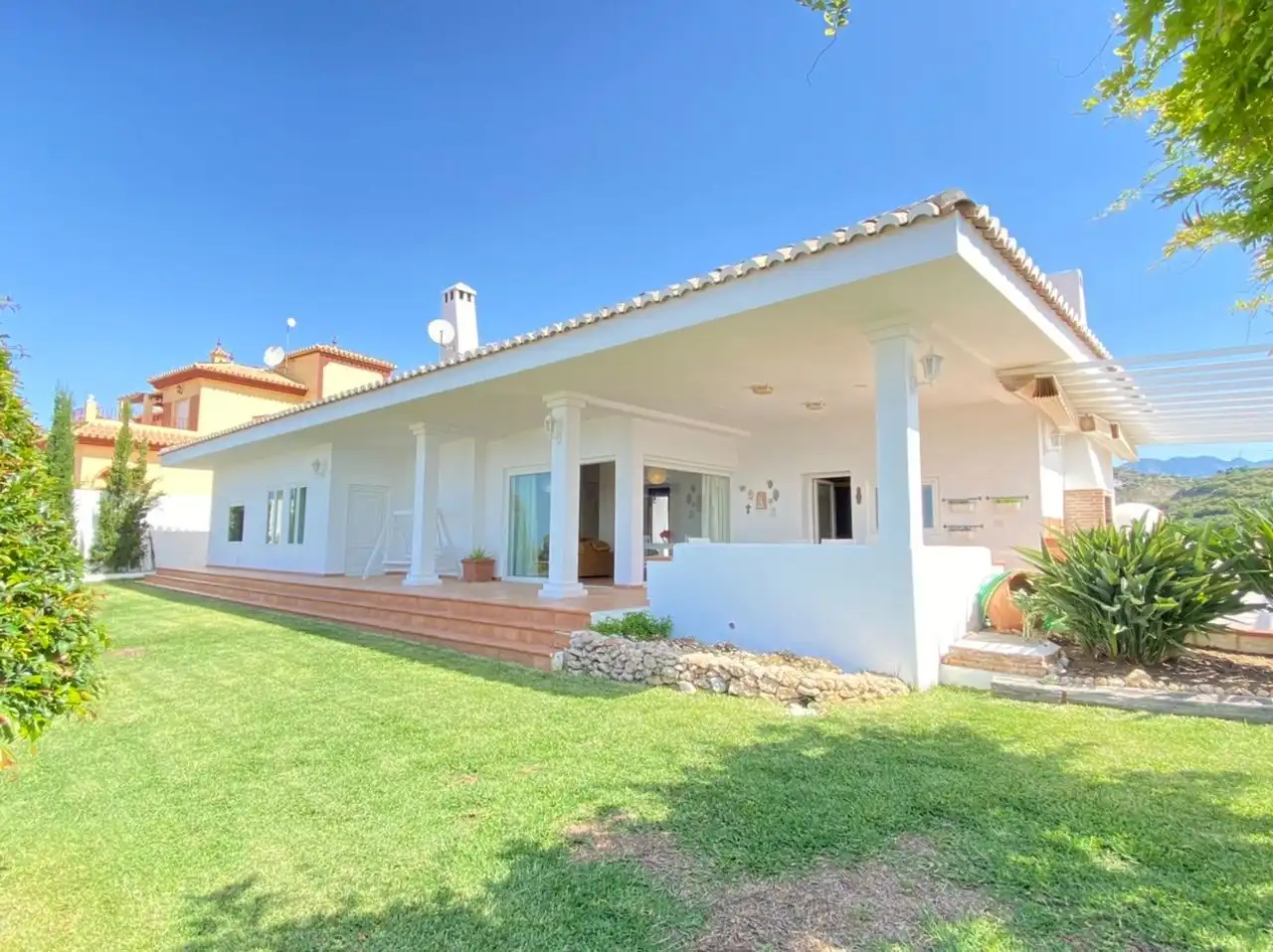 Vista exterior de Casa o xalet en venda en Torrox amb Aire condicionat, Jardí privat i Traster
