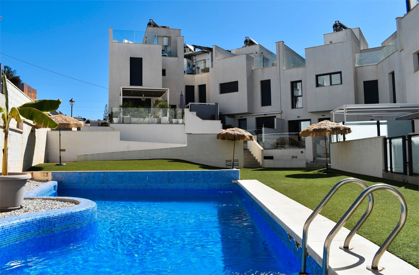 Piscina de Casa adosada en venda en Vélez-Málaga amb Aire condicionat, Terrassa i Moblat