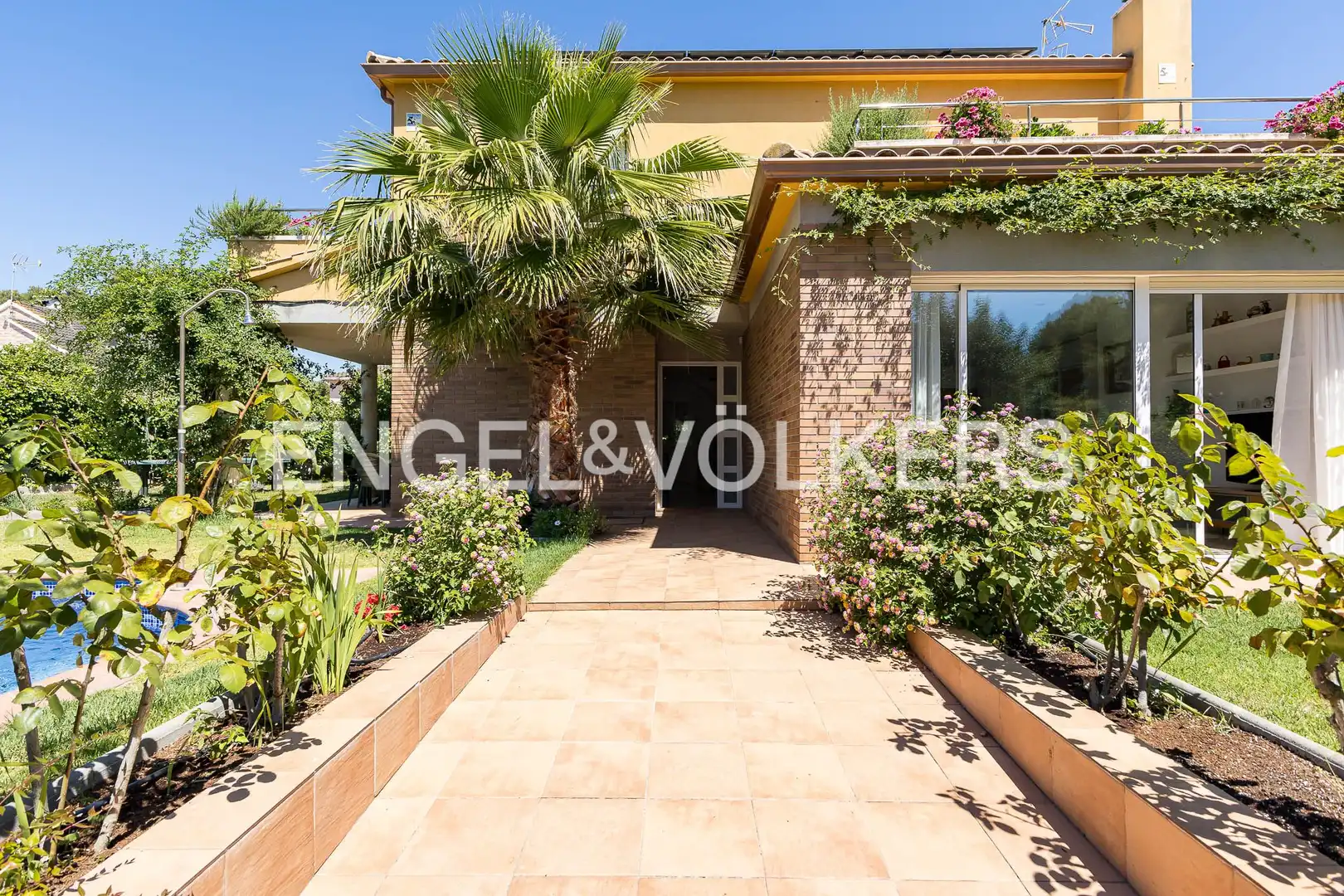 Vista exterior de Casa o xalet en venda en Cubelles amb Aire condicionat, Calefacció i Jardí privat