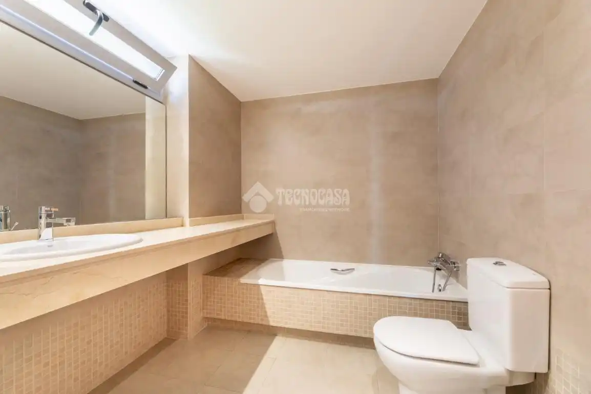 Badezimmer von Einfamilien-Reihenhaus zum Verkauf in Torrelodones mit Klimaanlage, Heizung und Terrasse