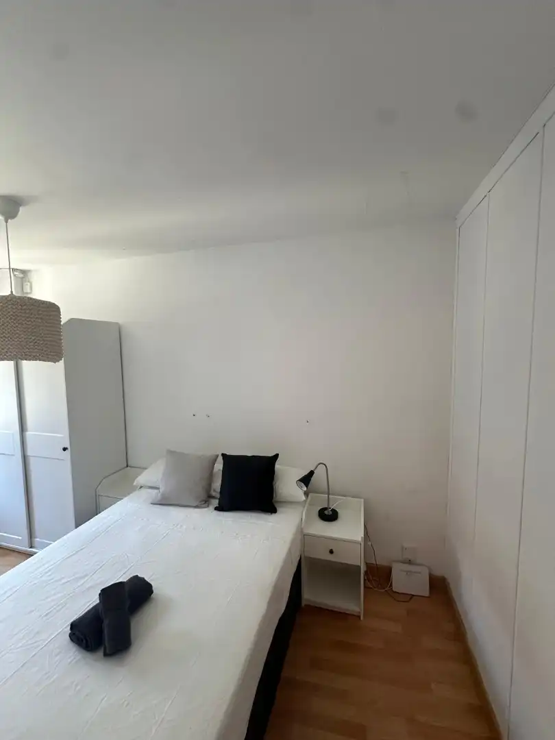 Habitación de Piso para compartir en  Madrid Capital con Calefacción, Amueblado y Horno