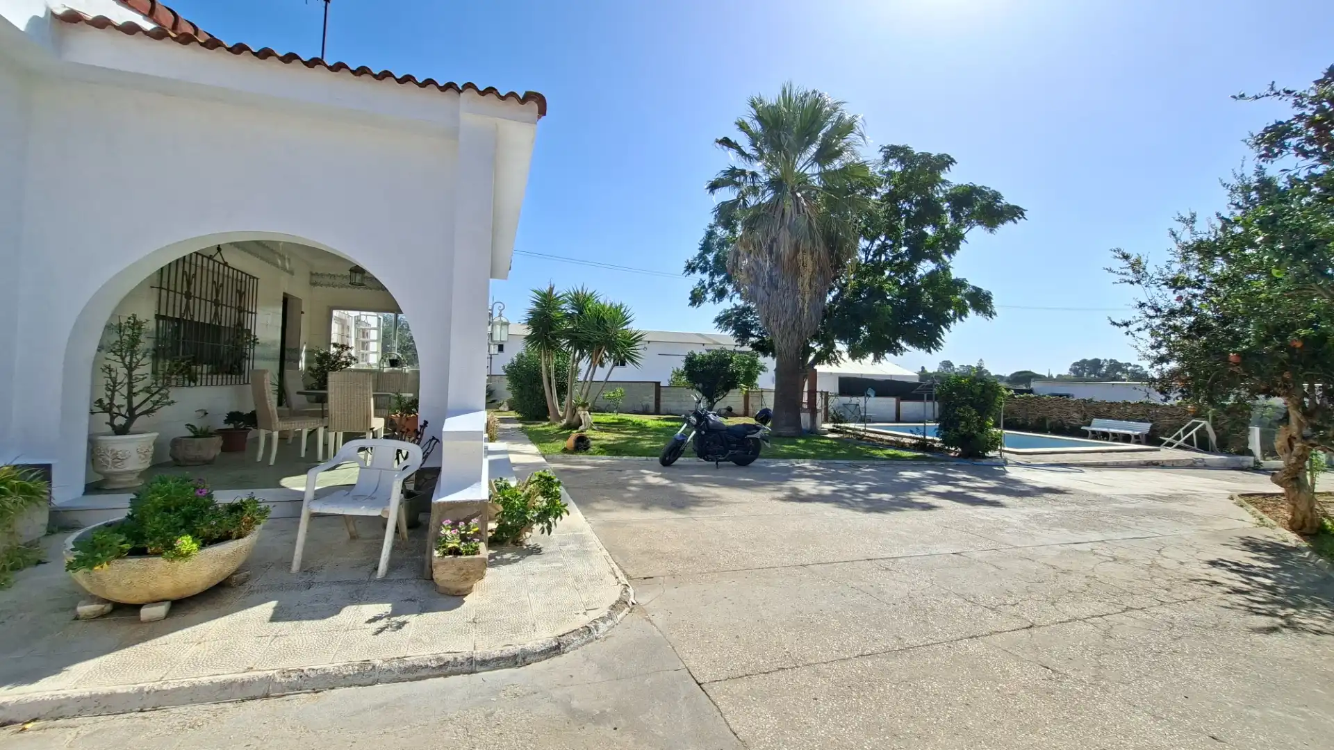Vista exterior de Casa o xalet en venda en Chiclana de la Frontera amb Jardí privat, Terrassa i Traster