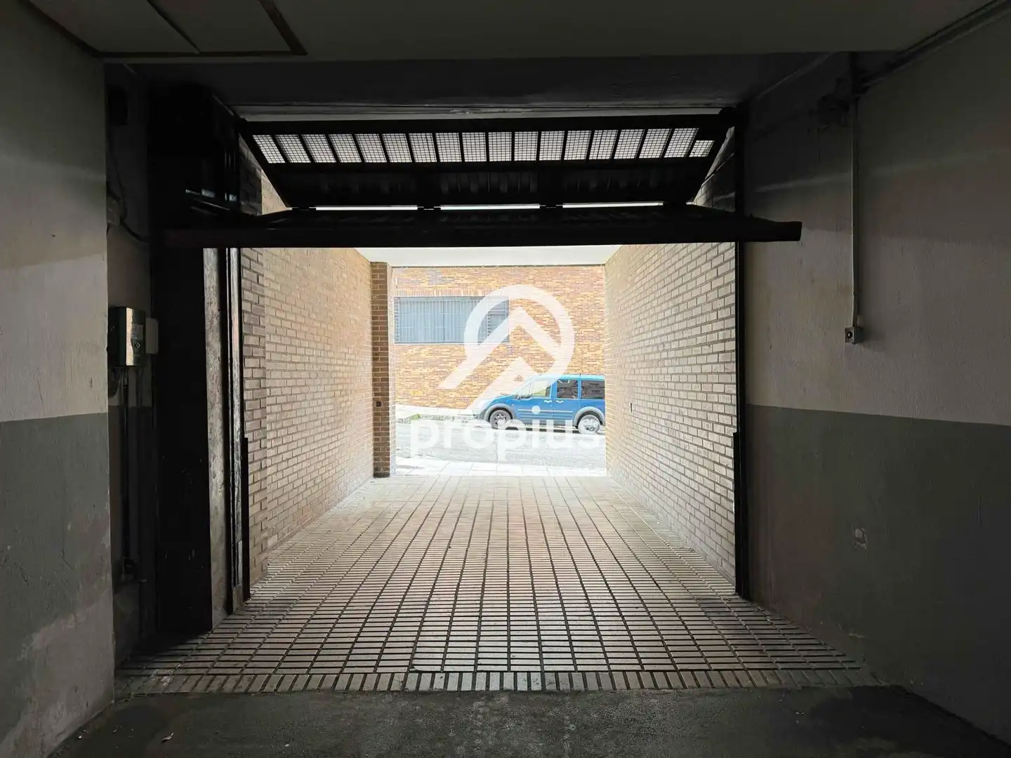 Parking de Piso en venta en Oviedo  con Calefacción, Parquet y Terraza