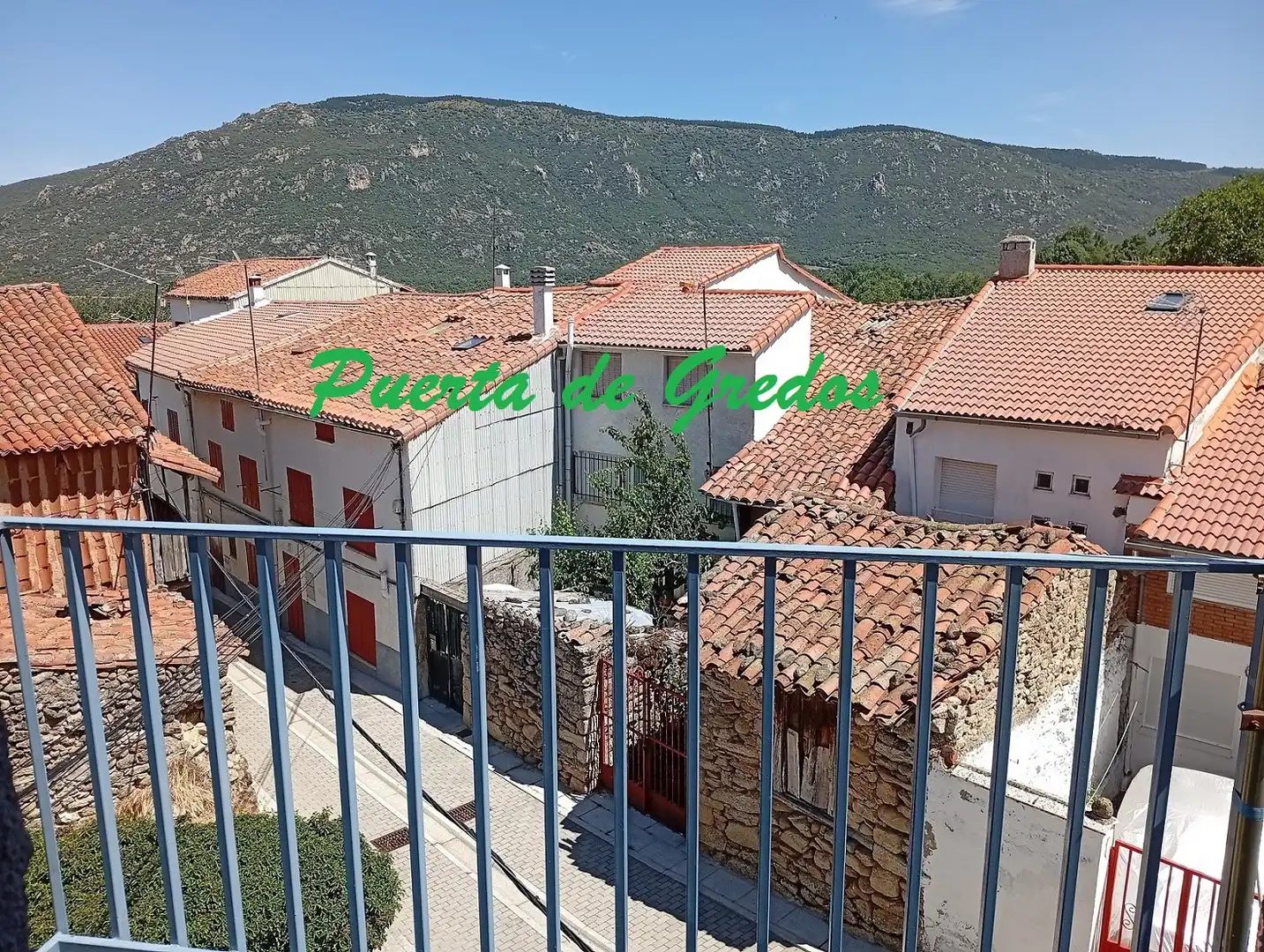 Vista exterior de Casa adosada en venta en Bohoyo con Terraza y Amueblado
