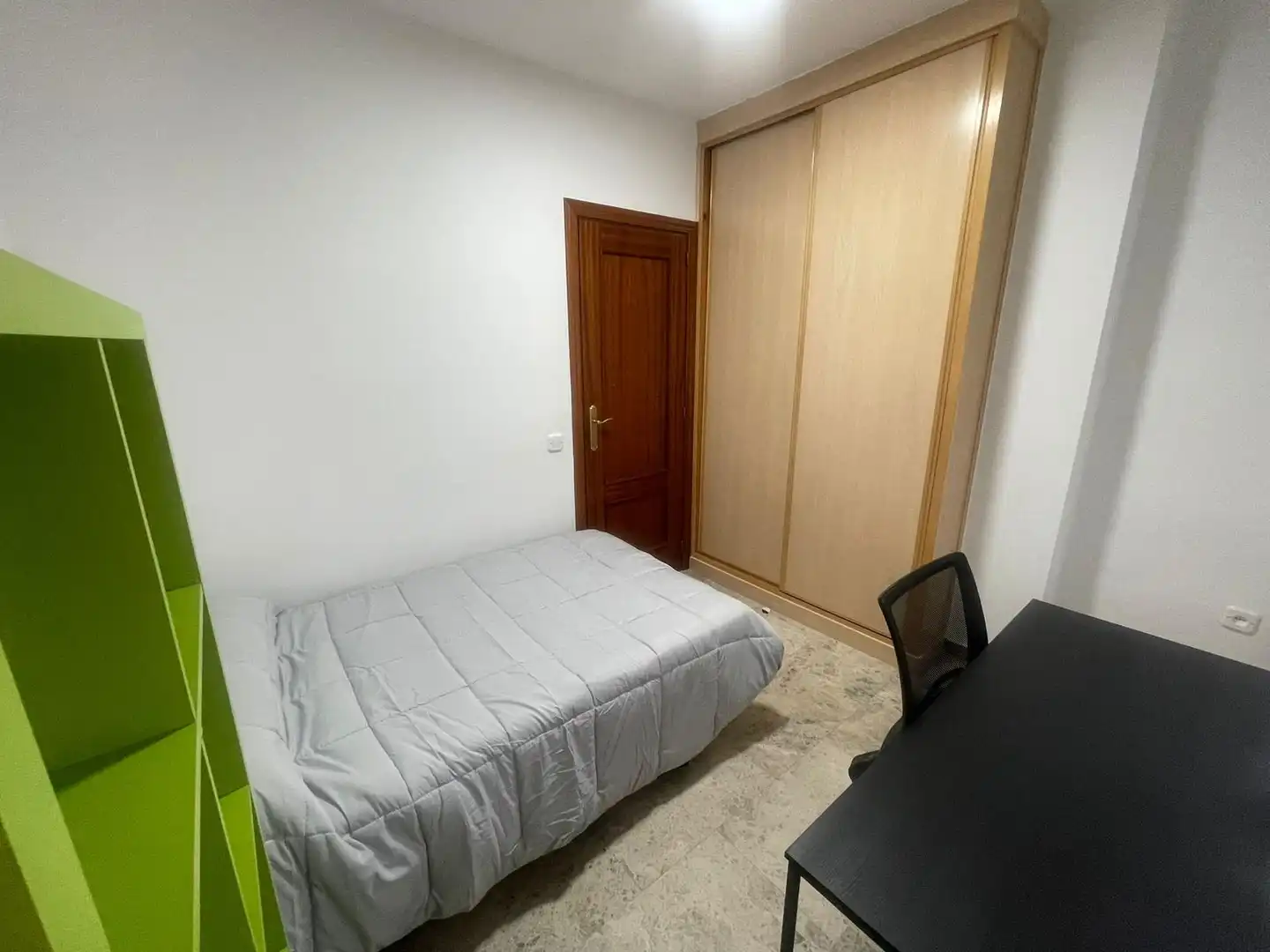 Dormitori de Pis de lloguer en Ciudad Real amb Aire condicionat i Moblat