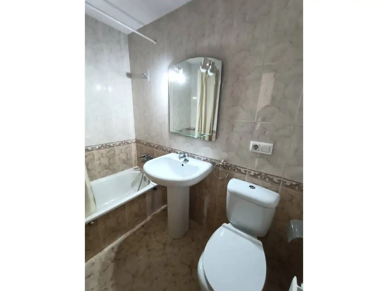 Baño de Ático de alquiler en Girona con Calefacción, Balcón y Piscina comunitaria