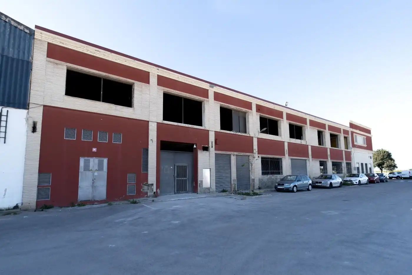 Vista exterior de Nave industrial de alquiler en Emperador