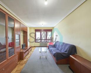 Living room of Flat to rent in Oviedo   with Heating, Parquet flooring and Furnished