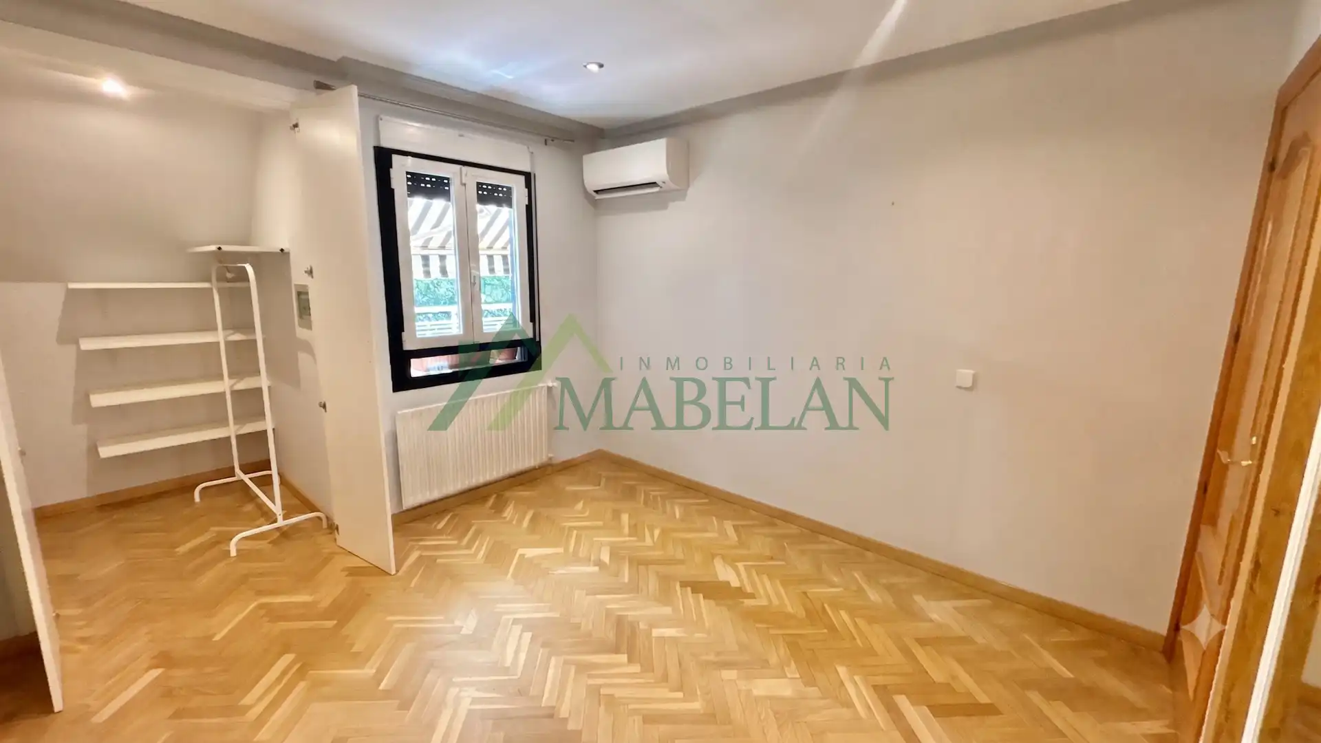 Schlafzimmer von Dachboden zum Verkauf in Las Rozas de Madrid mit Klimaanlage, Heizung und Parkett