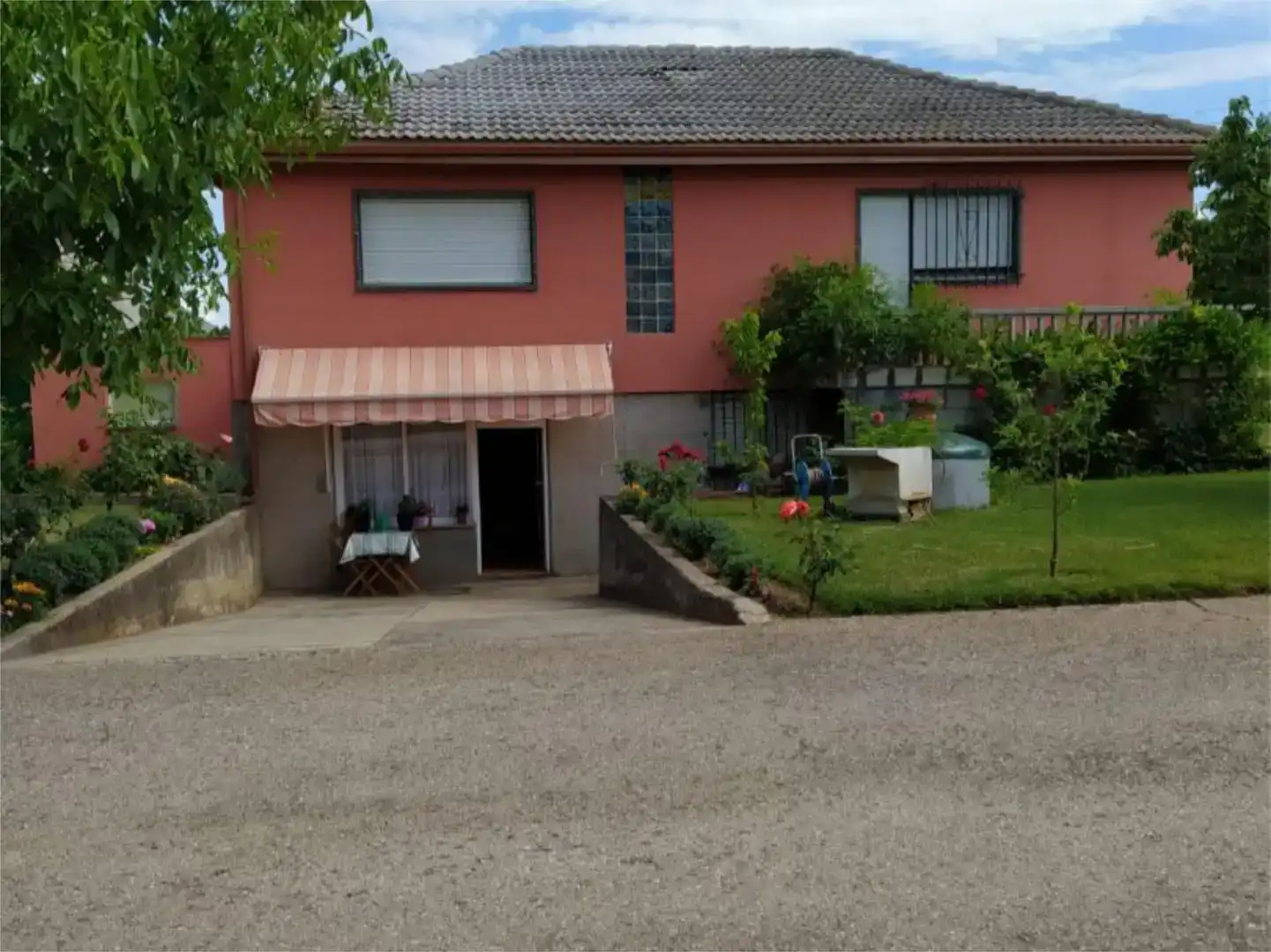 Vista exterior de Casa o xalet en venda en Ponferrada amb Jardí privat, Parquet i Traster