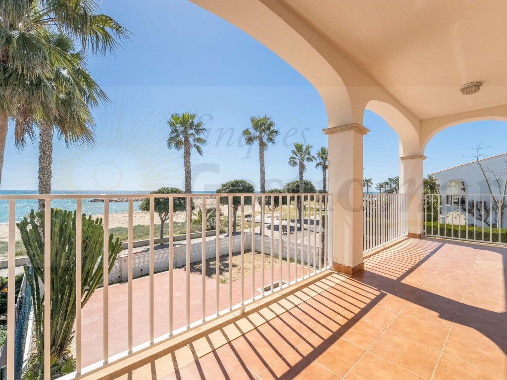 Exterior view of Single-family semi-detached for sale in Cambrils  with Terrace