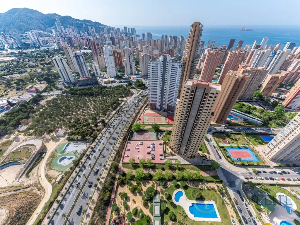 Vista exterior de Ático de alquiler en Benidorm con Aire acondicionado, Jardín privado y Piscina