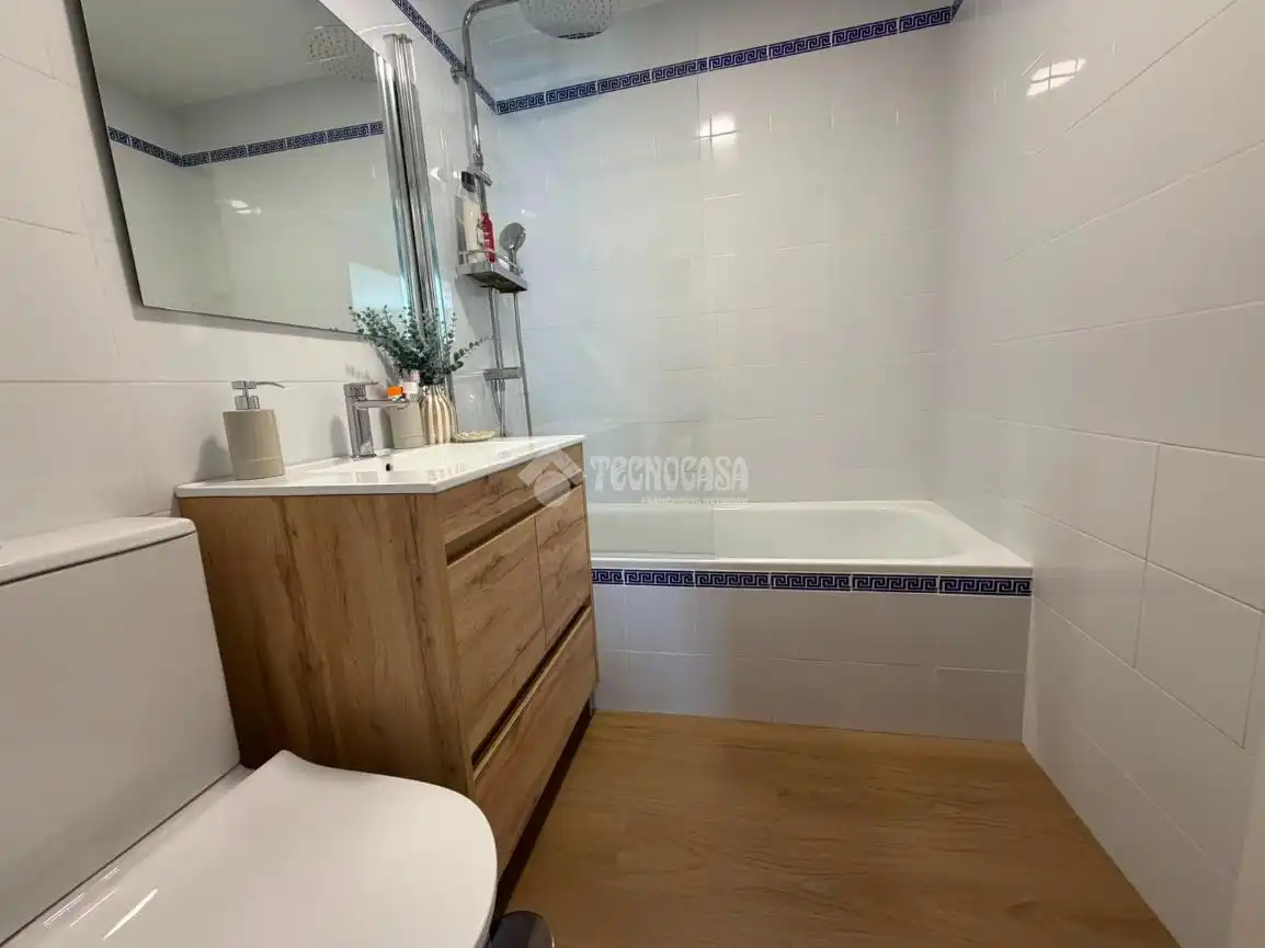 Badezimmer von Wohnung zum Verkauf in Manilva mit Parkett und Gemeinschaftspool