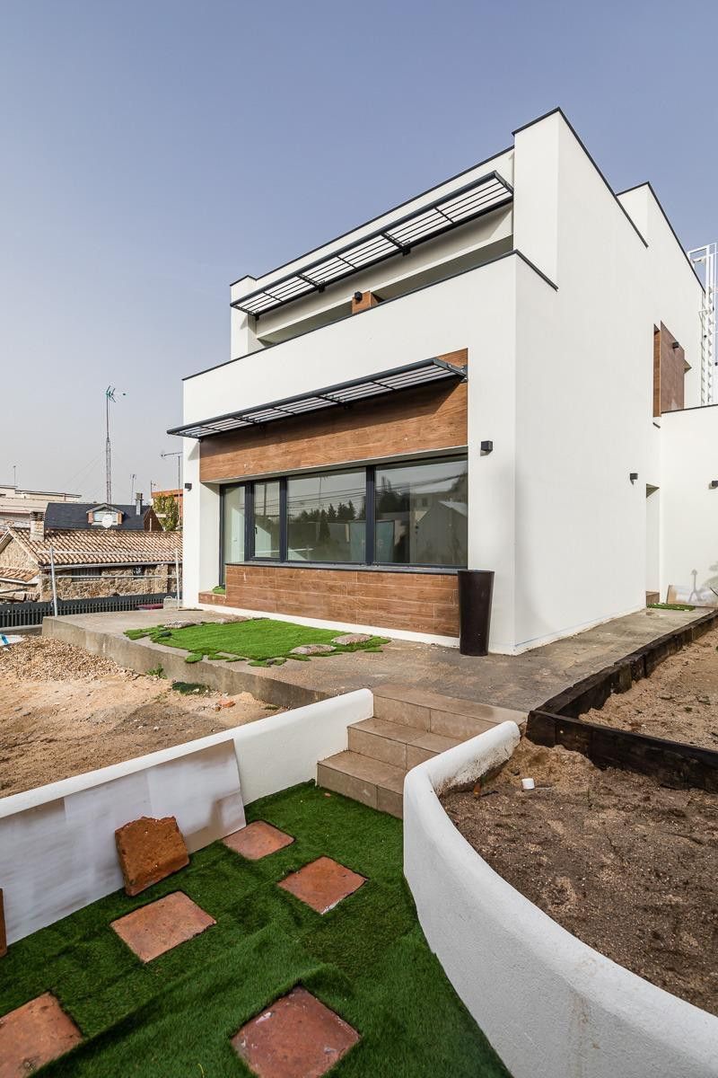 Exterior view of House or chalet for sale in  Madrid Capital  with Air Conditioner, Heating and Private garden