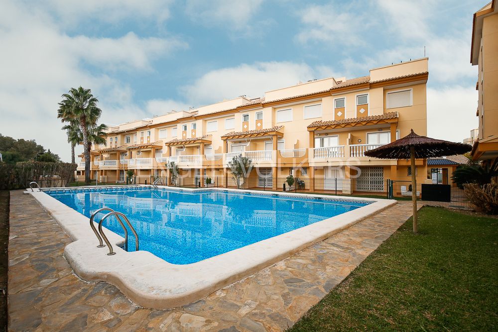 Vista exterior de Casa o xalet en venda en Oliva amb Aire condicionat, Calefacció i Jardí privat