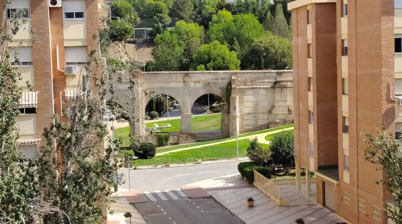 Vista exterior de Apartament en venda en Ciudad Jardín