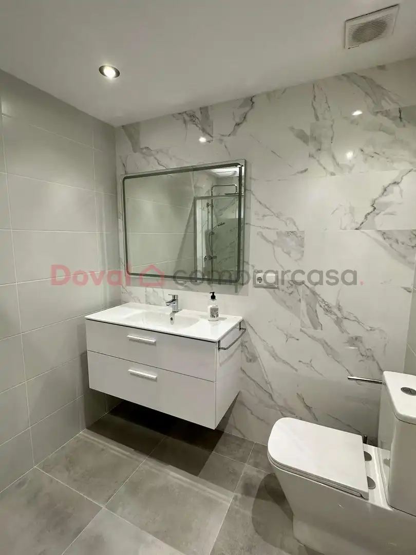 Bathroom of Flat for rent in Vigo   with Heating, Parquet flooring and Terrace