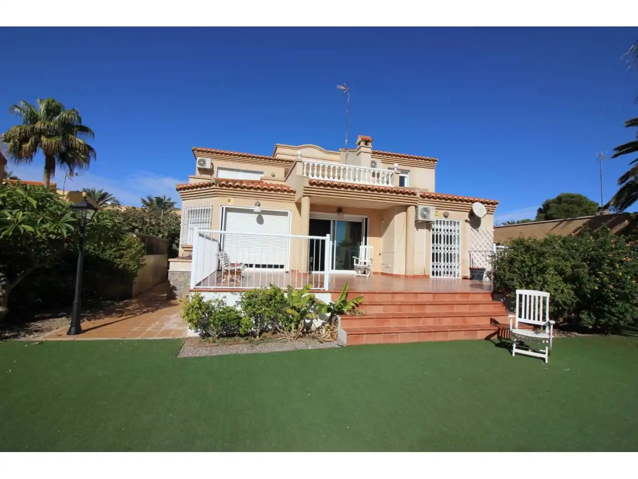 Vista exterior de Casa o xalet en venda en Roquetas de Mar amb Aire condicionat, Jardí privat i Terrassa