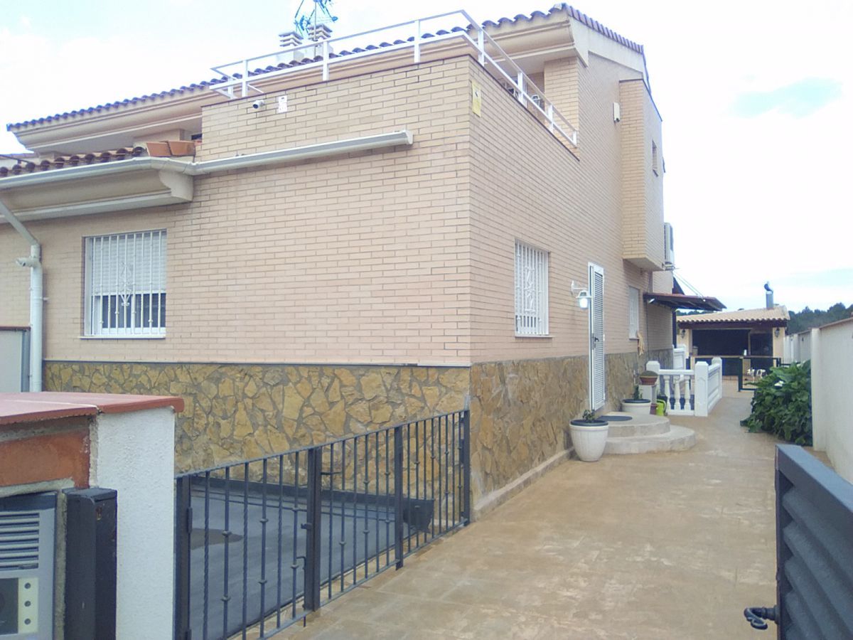 Vista exterior de Casa o xalet en venda en Alfara de la Baronia amb Aire condicionat, Calefacció i Jardí privat