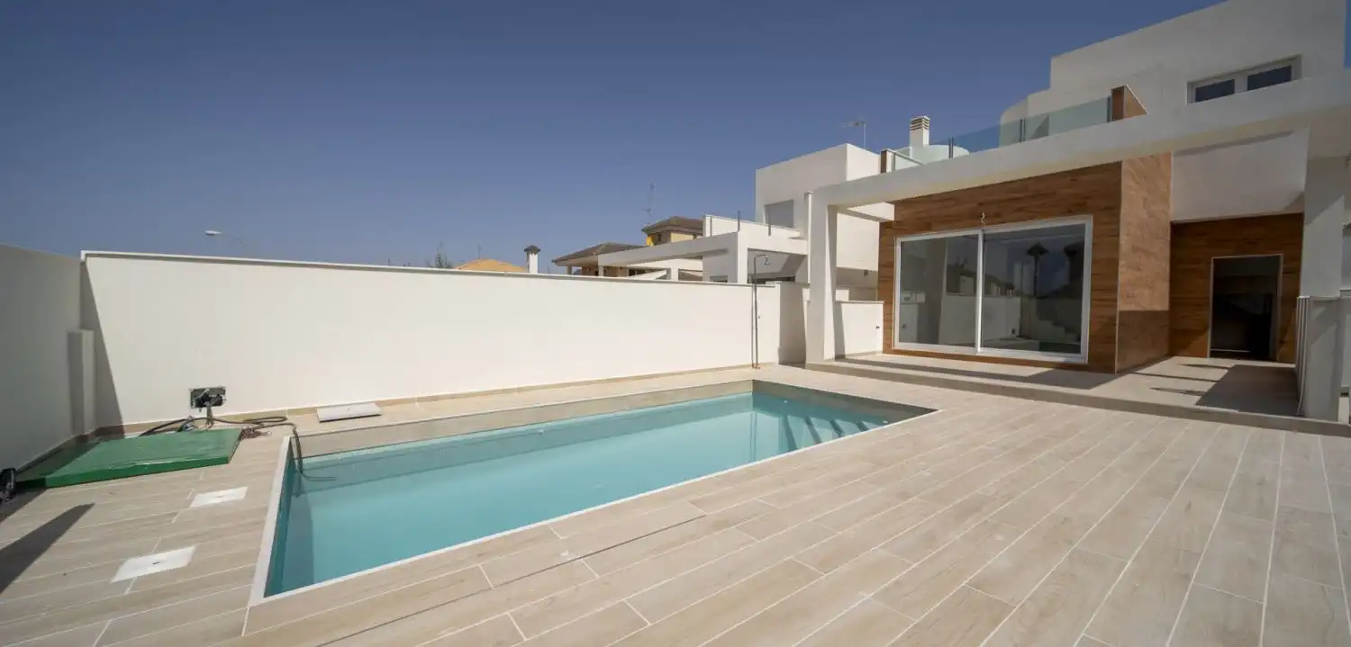 Detached house with terrace for sale in Nueva Torrevieja - Aguas Nuevas