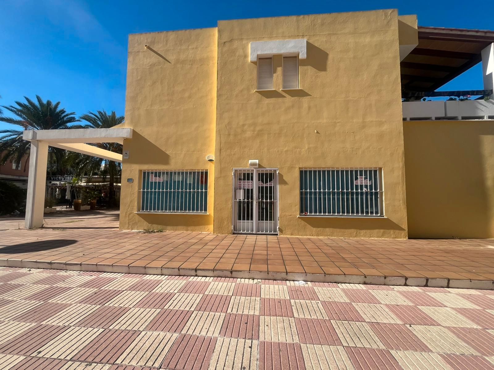 Vista exterior de Local en venda en Xeraco amb Terrassa