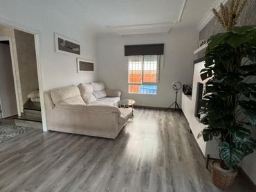 Casa amb balcó en venda a Jardin Lucena