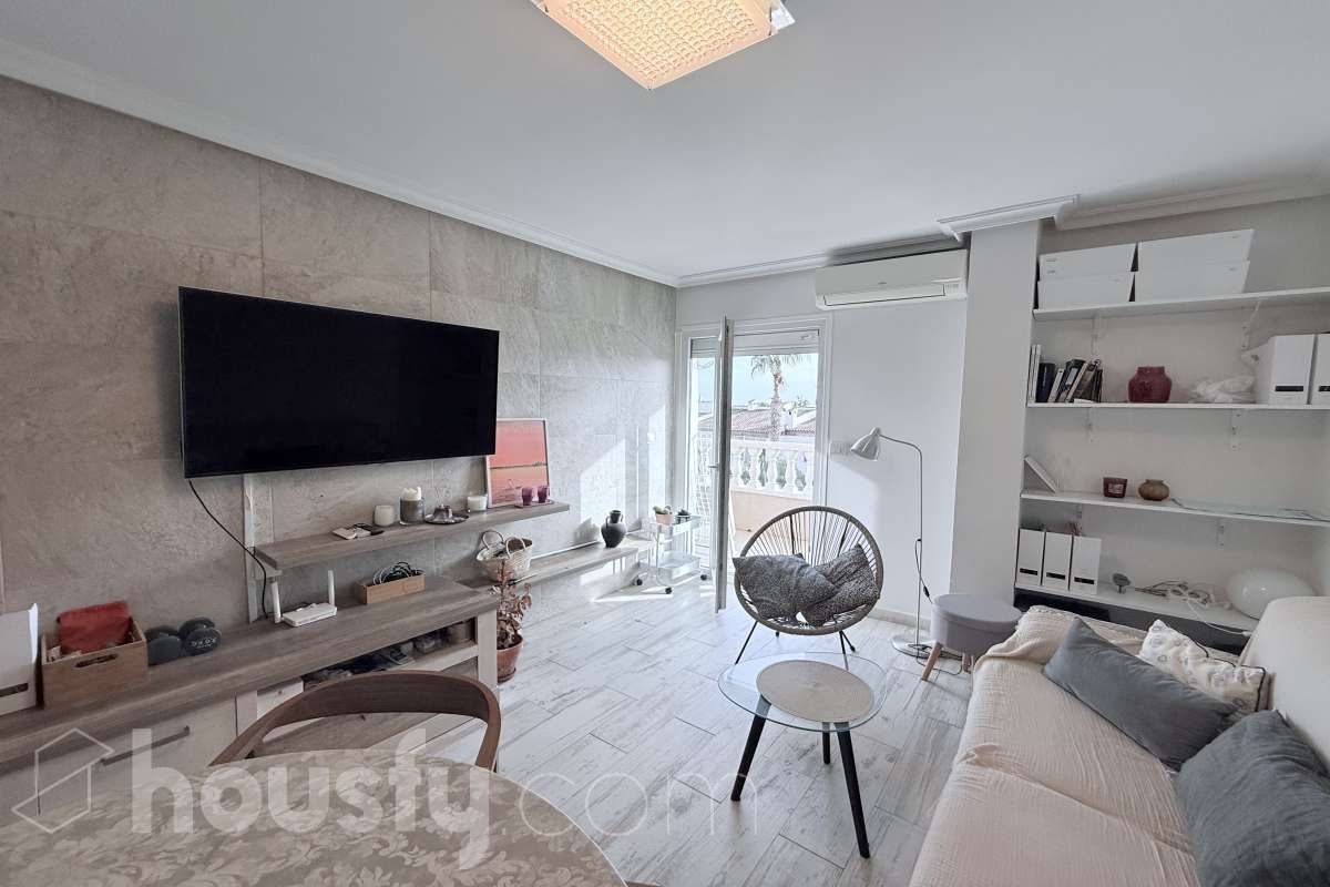Sala d'estar de Pis de lloguer en Torrevieja amb Aire condicionat, Moblat i Balcó