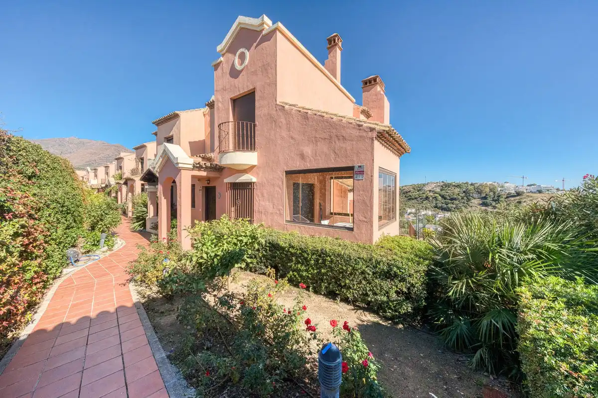 Vista exterior de Casa adosada en venta en Estepona con Aire acondicionado, Terraza y Piscina comunitaria