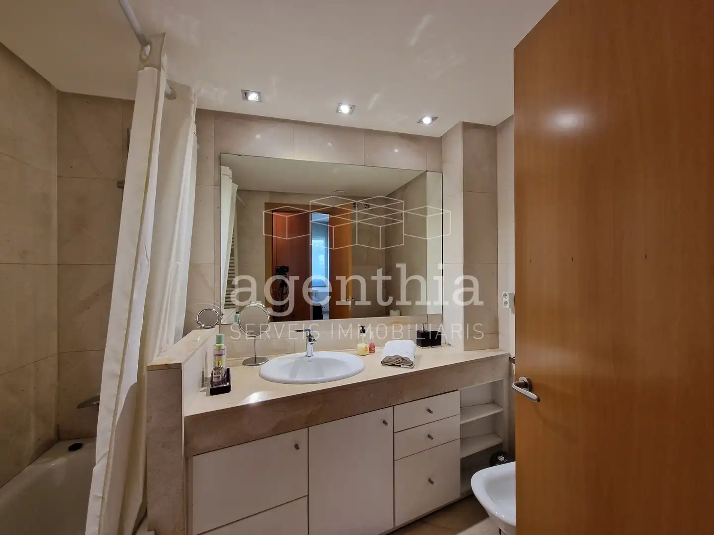 Badezimmer von Wohnung zum Verkauf in Girona mit Klimaanlage, Heizung und Terrasse